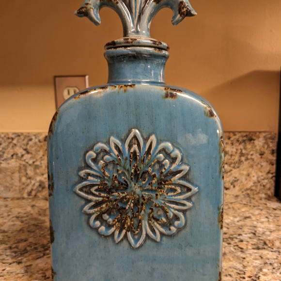 Privilege Turquoise Blue Vase with Fleur-de-lis Top, Very Unique, Beauti… - Picture 8 of 11